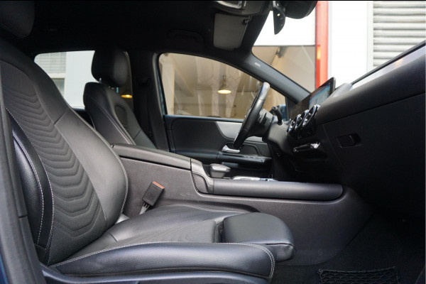 Mercedes-Benz B-Klasse 180 Business Solution Aut7 Night | NAP | Rijkelijk uitgevoerd | Apple Carplay | Camera | Parkeer assistent | Sportinterieur | Cruise + Lane | Sportvelgen | etc