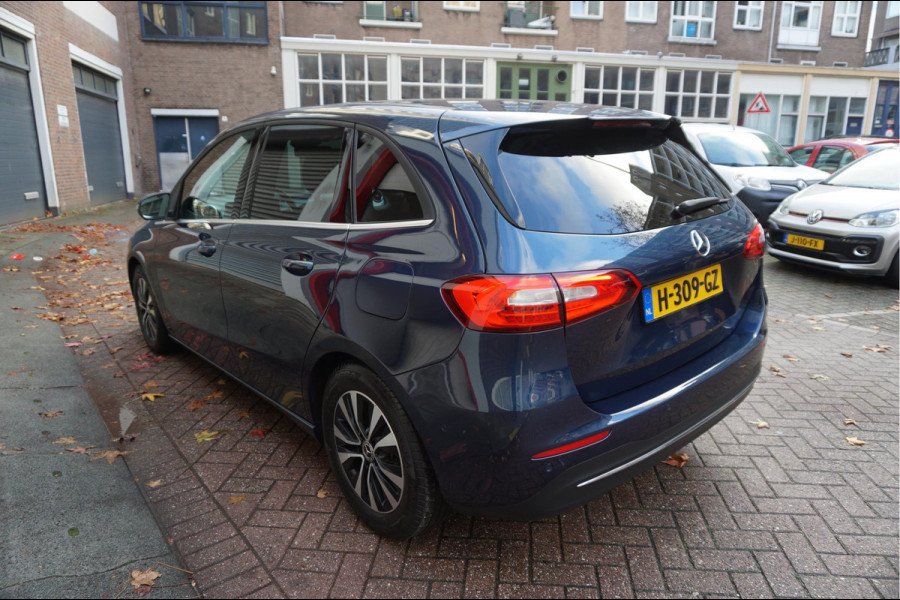 Mercedes-Benz B-Klasse 180 Business Solution Aut7 Night | NAP | Rijkelijk uitgevoerd | Apple Carplay | Camera | Parkeer assistent | Sportinterieur | Cruise + Lane | Sportvelgen | etc