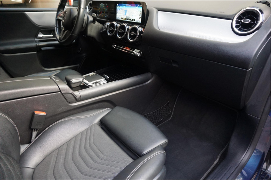 Mercedes-Benz B-Klasse 180 Business Solution Aut7 Night | NAP | Rijkelijk uitgevoerd | Apple Carplay | Camera | Parkeer assistent | Sportinterieur | Cruise + Lane | Sportvelgen | etc