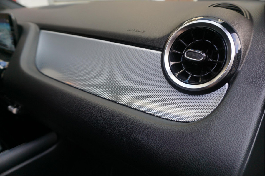 Mercedes-Benz B-Klasse 180 Business Solution Aut7 Night | NAP | Rijkelijk uitgevoerd | Apple Carplay | Camera | Parkeer assistent | Sportinterieur | Cruise + Lane | Sportvelgen | etc