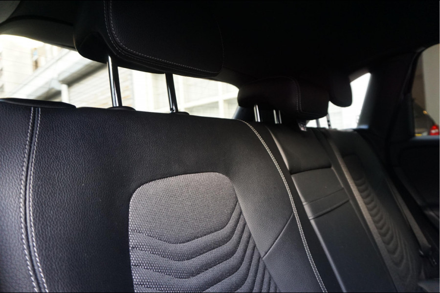 Mercedes-Benz B-Klasse 180 Business Solution Aut7 Night | NAP | Rijkelijk uitgevoerd | Apple Carplay | Camera | Parkeer assistent | Sportinterieur | Cruise + Lane | Sportvelgen | etc
