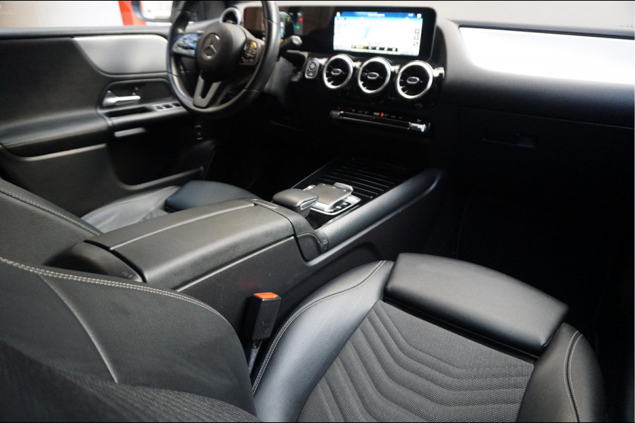 Mercedes-Benz B-Klasse 180 Business Solution Aut7 Night | NAP | Rijkelijk uitgevoerd | Apple Carplay | Camera | Parkeer assistent | Sportinterieur | Cruise + Lane | Sportvelgen | etc