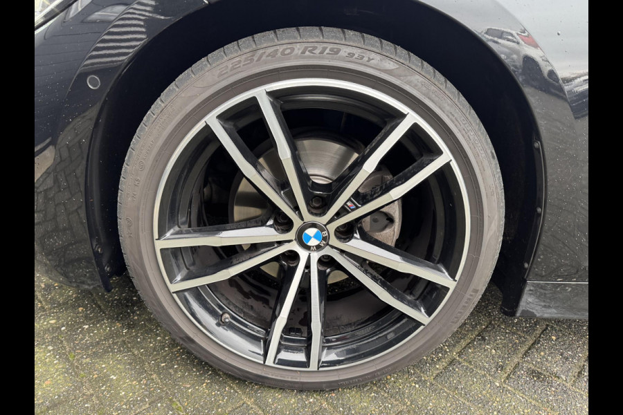 BMW 3 Serie Touring 320i High Executive M-Sport | Camera | Navigatie | DAB | 19 Inch Lichtmetalen Velgen | Lederen Bekleding |