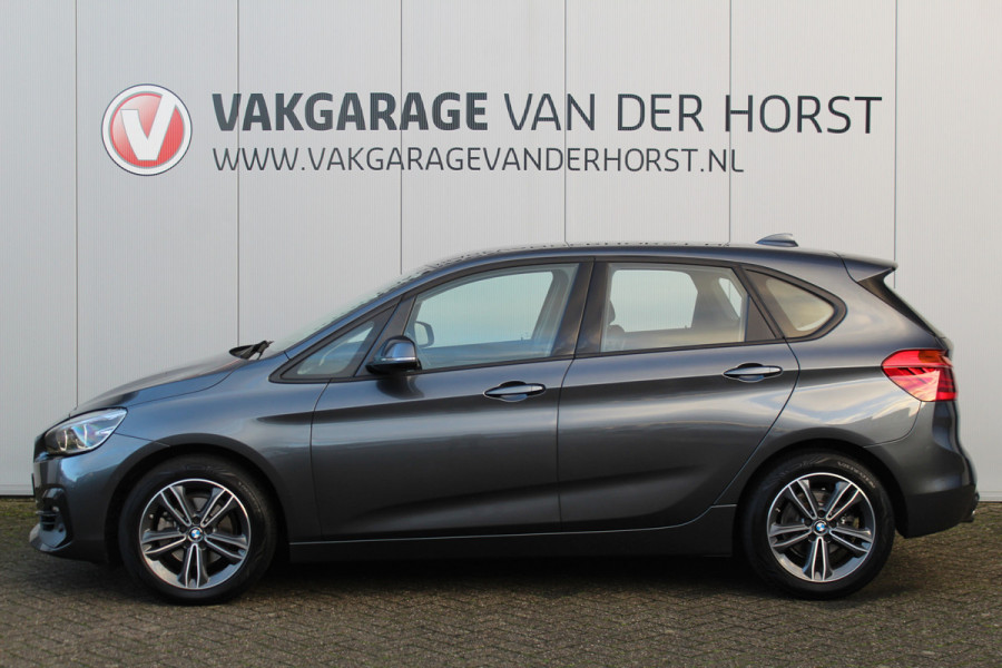 BMW 2 Serie Active Tourer 218i-140pk Executive Edition AUTOMAAT ! Uiterst nette, luxe en goed onderhouden hoogzitter. Autm. airco, metallic lak, trekhaak, cruise control, HUD, LED verl.,