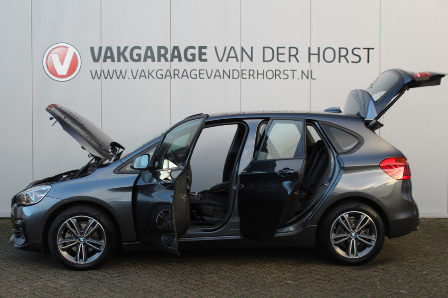 BMW 2 Serie Active Tourer 218i-140pk Executive Edition AUTOMAAT ! Uiterst nette, luxe en goed onderhouden hoogzitter. Autm. airco, metallic lak, trekhaak, cruise control, HUD, LED verl.,