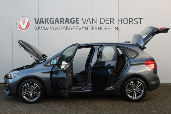 BMW 2 Serie Active Tourer 218i-140pk Executive Edition AUTOMAAT ! Uiterst nette, luxe en goed onderhouden hoogzitter. Autm. airco, metallic lak, trekhaak, cruise control, HUD, LED verl.,