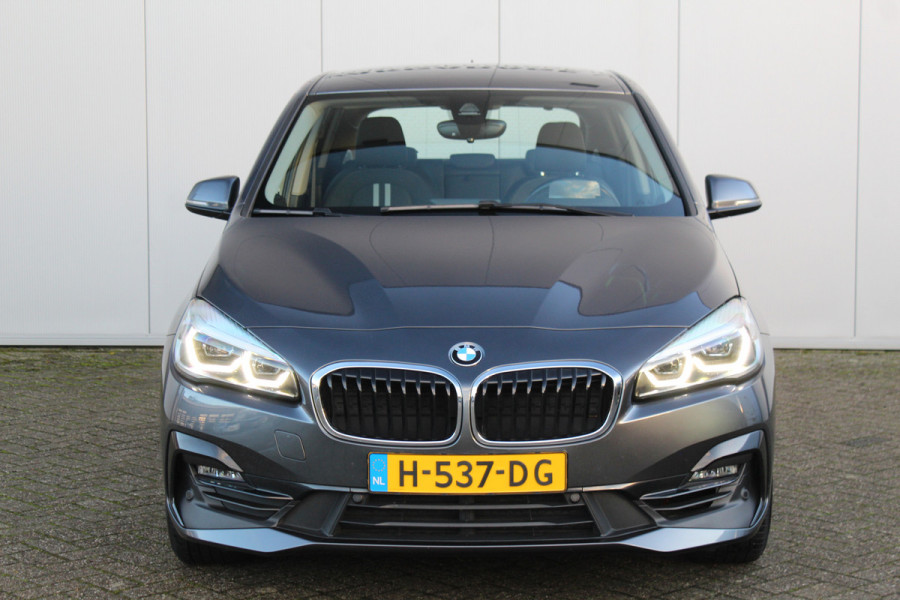 BMW 2 Serie Active Tourer 218i-140pk Executive Edition AUTOMAAT ! Uiterst nette, luxe en goed onderhouden hoogzitter. Autm. airco, metallic lak, trekhaak, cruise control, HUD, LED verl.,