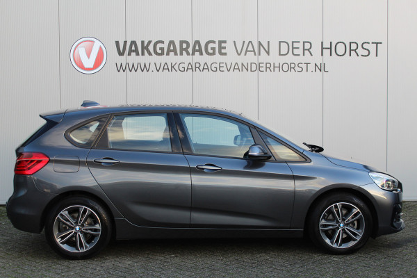 BMW 2 Serie Active Tourer 218i-140pk Executive Edition AUTOMAAT ! Uiterst nette, luxe en goed onderhouden hoogzitter. Autm. airco, metallic lak, trekhaak, cruise control, HUD, LED verl.,