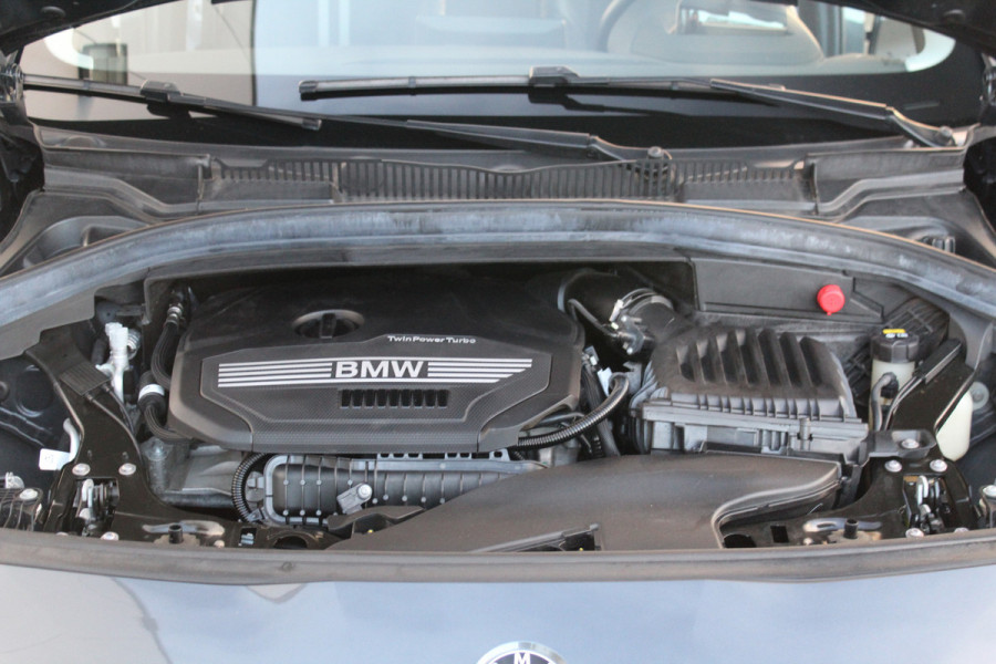 BMW 2 Serie Active Tourer 218i-140pk Executive Edition AUTOMAAT ! Uiterst nette, luxe en goed onderhouden hoogzitter. Autm. airco, metallic lak, trekhaak, cruise control, HUD, LED verl.,