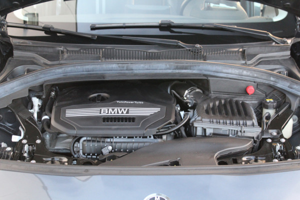 BMW 2 Serie Active Tourer 218i-140pk Executive Edition AUTOMAAT ! Uiterst nette, luxe en goed onderhouden hoogzitter. Autm. airco, metallic lak, trekhaak, cruise control, HUD, LED verl.,