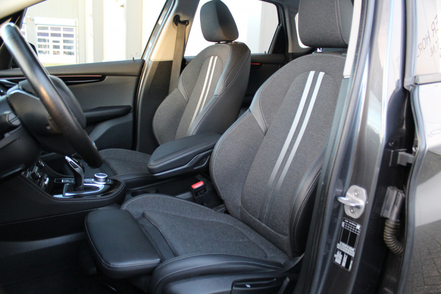 BMW 2 Serie Active Tourer 218i-140pk Executive Edition AUTOMAAT ! Uiterst nette, luxe en goed onderhouden hoogzitter. Autm. airco, metallic lak, trekhaak, cruise control, HUD, LED verl.,
