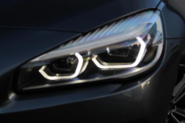 BMW 2 Serie Active Tourer 218i-140pk Executive Edition AUTOMAAT ! Uiterst nette, luxe en goed onderhouden hoogzitter. Autm. airco, metallic lak, trekhaak, cruise control, HUD, LED verl.,