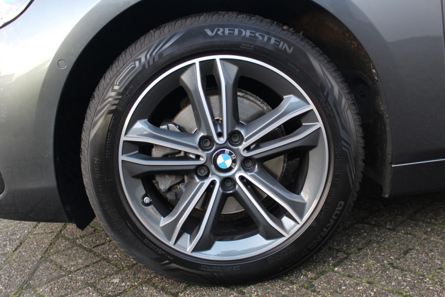 BMW 2 Serie Active Tourer 218i-140pk Executive Edition AUTOMAAT ! Uiterst nette, luxe en goed onderhouden hoogzitter. Autm. airco, metallic lak, trekhaak, cruise control, HUD, LED verl.,