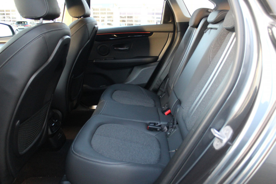BMW 2 Serie Active Tourer 218i-140pk Executive Edition AUTOMAAT ! Uiterst nette, luxe en goed onderhouden hoogzitter. Autm. airco, metallic lak, trekhaak, cruise control, HUD, LED verl.,
