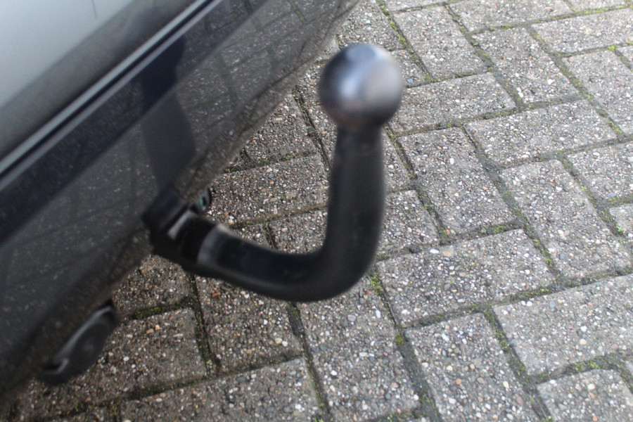 BMW 2 Serie Active Tourer 218i-140pk Executive Edition AUTOMAAT ! Uiterst nette, luxe en goed onderhouden hoogzitter. Autm. airco, metallic lak, trekhaak, cruise control, HUD, LED verl.,