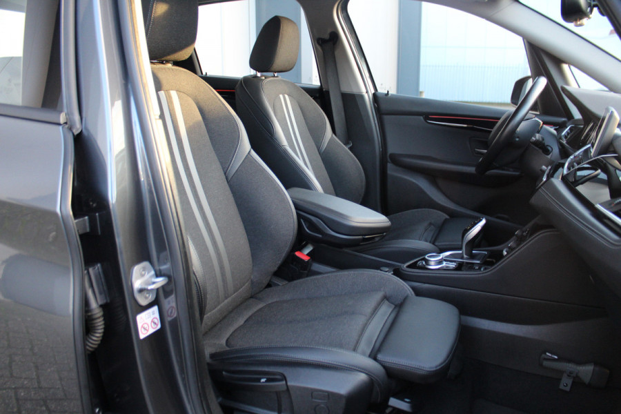 BMW 2 Serie Active Tourer 218i-140pk Executive Edition AUTOMAAT ! Uiterst nette, luxe en goed onderhouden hoogzitter. Autm. airco, metallic lak, trekhaak, cruise control, HUD, LED verl.,