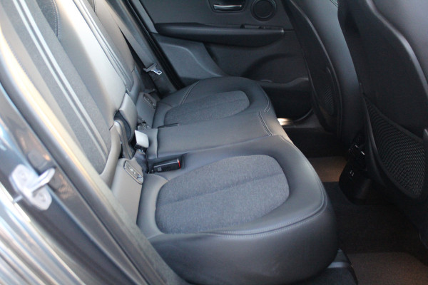BMW 2 Serie Active Tourer 218i-140pk Executive Edition AUTOMAAT ! Uiterst nette, luxe en goed onderhouden hoogzitter. Autm. airco, metallic lak, trekhaak, cruise control, HUD, LED verl.,