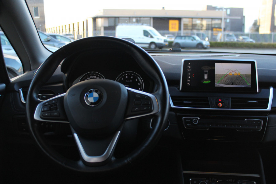 BMW 2 Serie Active Tourer 218i-140pk Executive Edition AUTOMAAT ! Uiterst nette, luxe en goed onderhouden hoogzitter. Autm. airco, metallic lak, trekhaak, cruise control, HUD, LED verl.,