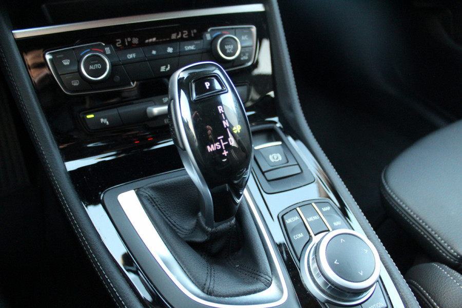 BMW 2 Serie Active Tourer 218i-140pk Executive Edition AUTOMAAT ! Uiterst nette, luxe en goed onderhouden hoogzitter. Autm. airco, metallic lak, trekhaak, cruise control, HUD, LED verl.,