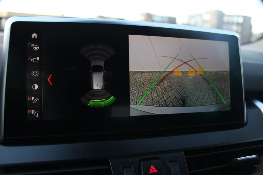 BMW 2 Serie Active Tourer 218i-140pk Executive Edition AUTOMAAT ! Uiterst nette, luxe en goed onderhouden hoogzitter. Autm. airco, metallic lak, trekhaak, cruise control, HUD, LED verl.,