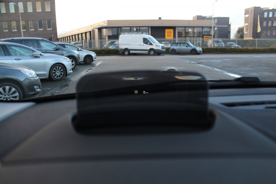 BMW 2 Serie Active Tourer 218i-140pk Executive Edition AUTOMAAT ! Uiterst nette, luxe en goed onderhouden hoogzitter. Autm. airco, metallic lak, trekhaak, cruise control, HUD, LED verl.,