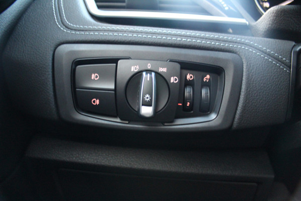 BMW 2 Serie Active Tourer 218i-140pk Executive Edition AUTOMAAT ! Uiterst nette, luxe en goed onderhouden hoogzitter. Autm. airco, metallic lak, trekhaak, cruise control, HUD, LED verl.,