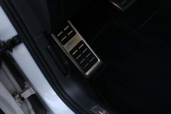 Volkswagen Golf 2.0 TSI 4Motion R *Akra*Pano*DCC*Dynaudio*Camera*leder*