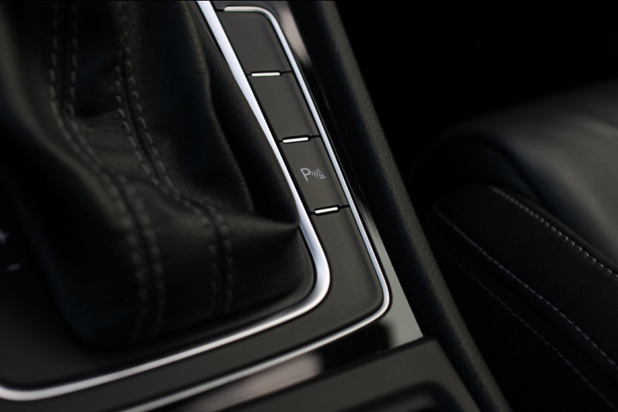 Volkswagen Golf 2.0 TSI 4Motion R *Akra*Pano*DCC*Dynaudio*Camera*leder*