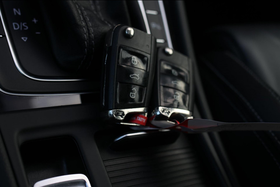 Volkswagen Golf 2.0 TSI 4Motion R *Akra*Pano*DCC*Dynaudio*Camera*leder*