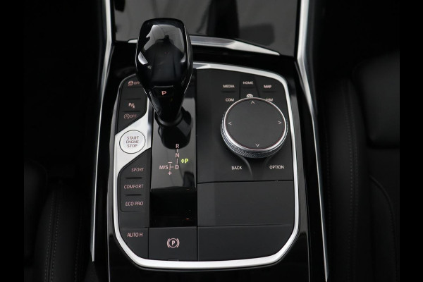 BMW 3-serie 320i Executive | Sport Line | Half leder | Sportstoelen | Carplay | Live Cockpit | Full LED | Navigatie | Parkeerhulp | 18'' | DAB | Climate control | Bluetooth | Cruise control
