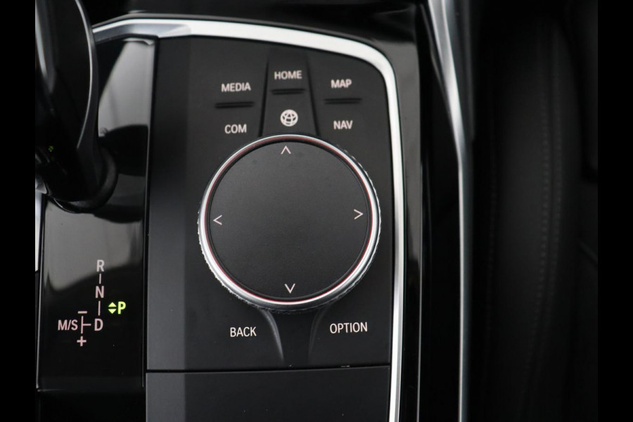 BMW 3-serie 320i Executive | Sport Line | Half leder | Sportstoelen | Carplay | Live Cockpit | Full LED | Navigatie | Parkeerhulp | 18'' | DAB | Climate control | Bluetooth | Cruise control