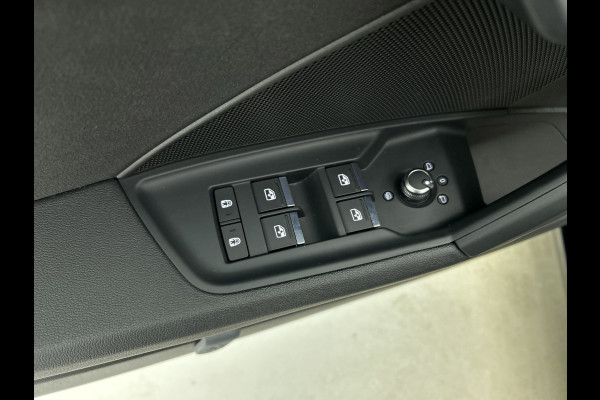 Audi A3 Limousine 30 TFSI Business edition (PANORAMADAK, AFNEEMBARE TREKHAAK, SPORTSTOELEN, 1e EIGENAAR)