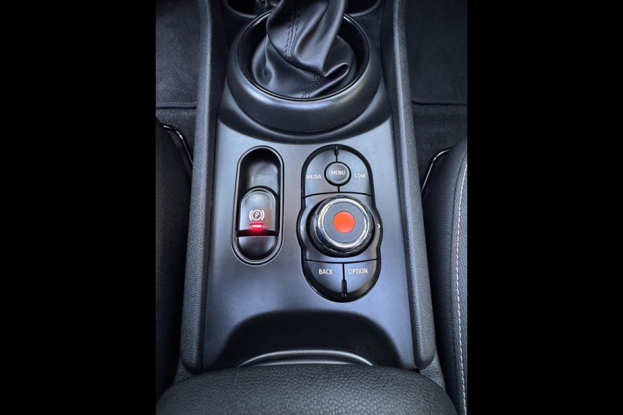 MINI Clubman 1.5 One Pepper II - Panorama dak I Airco I Sport velgen I PDC I Dealer onderhouden