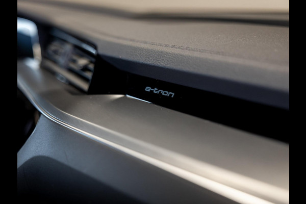 Audi e-tron 55 quattro S edition 95 kWh / 408pk / Panorama dak / Rondomzicht camera /