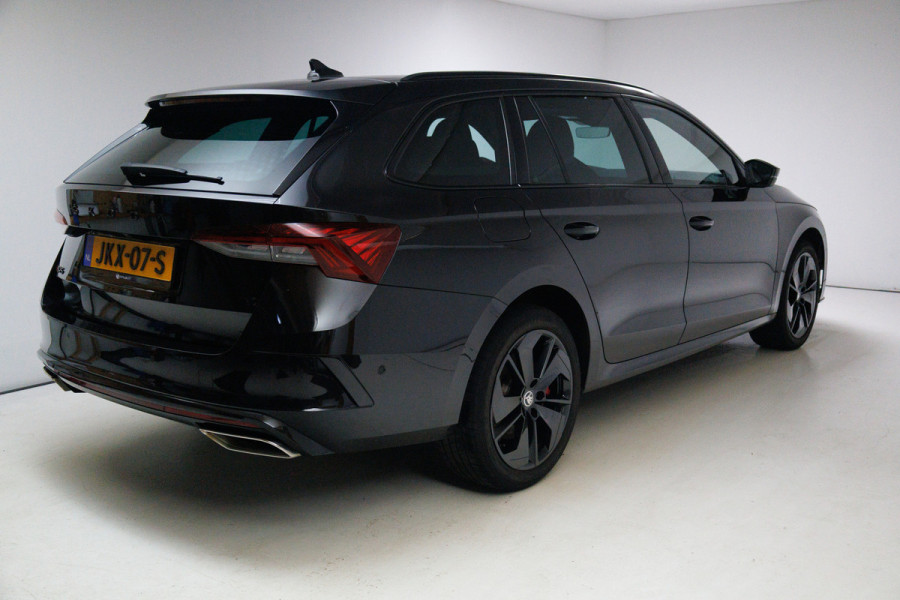 Škoda Octavia Combi 1.4 TSI RS iV PHEV 245 PK | Canton audio | Stoel-. Stuur-. en achterbankverw. | Headup | Sfeerverlichting, PDC V+A, Trekgewicht 1500 KG, Side assist, Camera, Elec. achterklep
