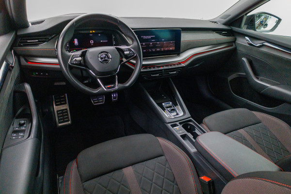 Škoda Octavia Combi 1.4 TSI RS iV PHEV 245 PK | Canton audio | Stoel-. Stuur-. en achterbankverw. | Headup | Sfeerverlichting, PDC V+A, Trekgewicht 1500 KG, Side assist, Camera, Elec. achterklep