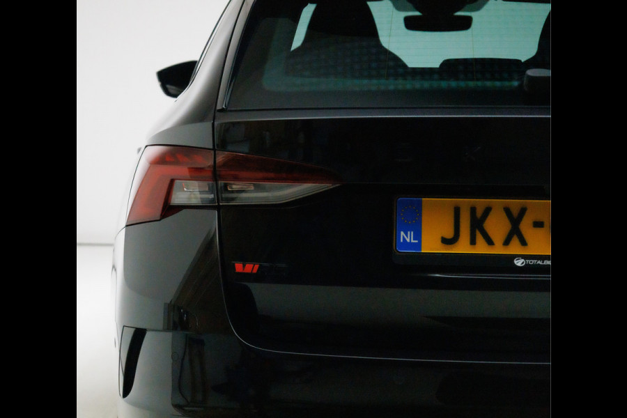 Škoda Octavia Combi 1.4 TSI RS iV PHEV 245 PK | Canton audio | Stoel-. Stuur-. en achterbankverw. | Headup | Sfeerverlichting, PDC V+A, Trekgewicht 1500 KG, Side assist, Camera, Elec. achterklep
