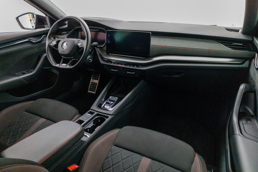 Škoda Octavia Combi 1.4 TSI RS iV PHEV 245 PK | Canton audio | Stoel-. Stuur-. en achterbankverw. | Headup | Sfeerverlichting, PDC V+A, Trekgewicht 1500 KG, Side assist, Camera, Elec. achterklep