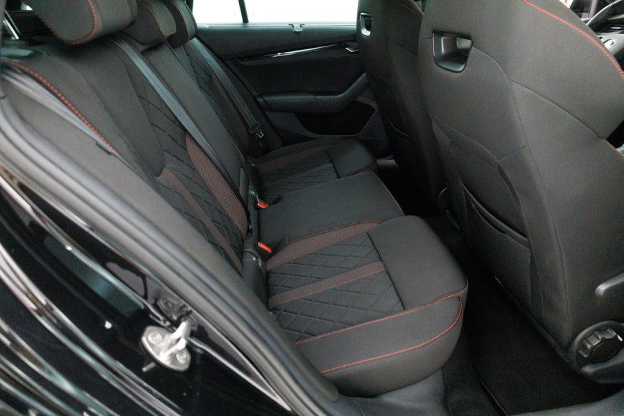 Škoda Octavia Combi 1.4 TSI RS iV PHEV 245 PK | Canton audio | Stoel-. Stuur-. en achterbankverw. | Headup | Sfeerverlichting, PDC V+A, Trekgewicht 1500 KG, Side assist, Camera, Elec. achterklep