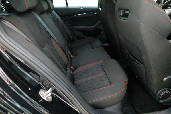 Škoda Octavia Combi 1.4 TSI RS iV PHEV 245 PK | Canton audio | Stoel-. Stuur-. en achterbankverw. | Headup | Sfeerverlichting, PDC V+A, Trekgewicht 1500 KG, Side assist, Camera, Elec. achterklep