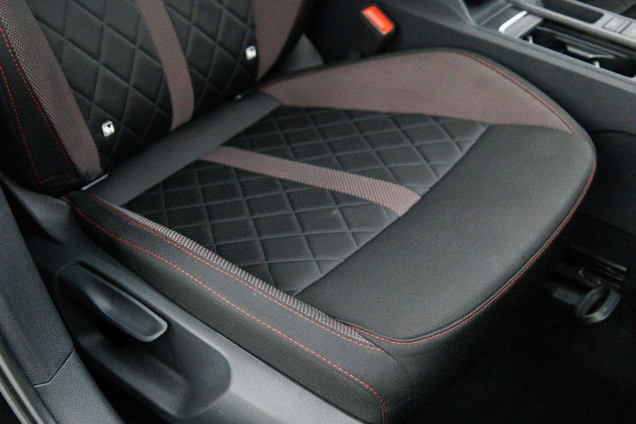 Škoda Octavia Combi 1.4 TSI RS iV PHEV 245 PK | Canton audio | Stoel-. Stuur-. en achterbankverw. | Headup | Sfeerverlichting, PDC V+A, Trekgewicht 1500 KG, Side assist, Camera, Elec. achterklep