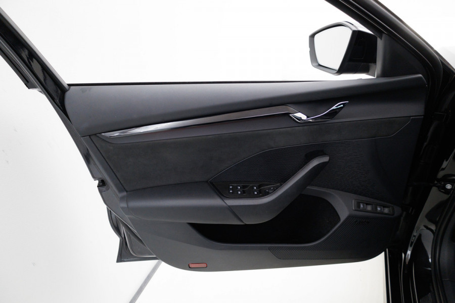 Škoda Octavia Combi 1.4 TSI RS iV PHEV 245 PK | Canton audio | Stoel-. Stuur-. en achterbankverw. | Headup | Sfeerverlichting, PDC V+A, Trekgewicht 1500 KG, Side assist, Camera, Elec. achterklep