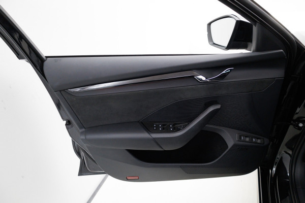 Škoda Octavia Combi 1.4 TSI RS iV PHEV 245 PK | Canton audio | Stoel-. Stuur-. en achterbankverw. | Headup | Sfeerverlichting, PDC V+A, Trekgewicht 1500 KG, Side assist, Camera, Elec. achterklep