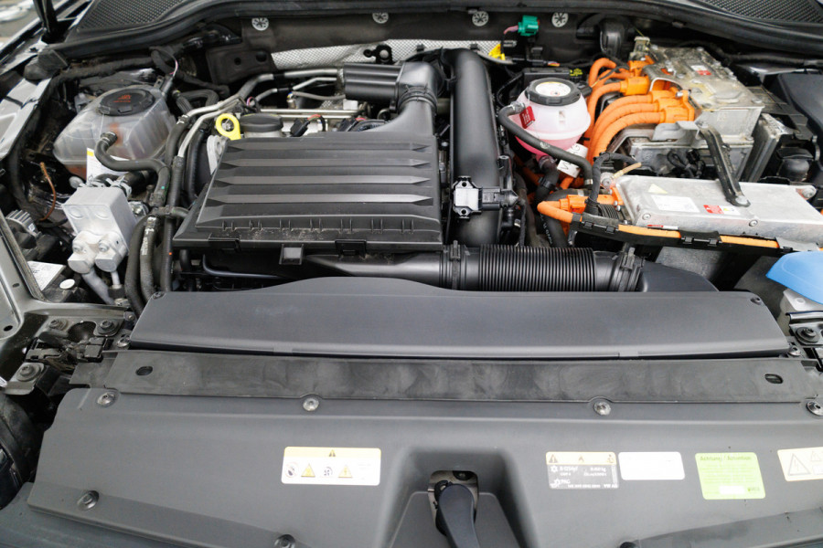 Škoda Octavia Combi 1.4 TSI RS iV PHEV 245 PK | Canton audio | Stoel-. Stuur-. en achterbankverw. | Headup | Sfeerverlichting, PDC V+A, Trekgewicht 1500 KG, Side assist, Camera, Elec. achterklep