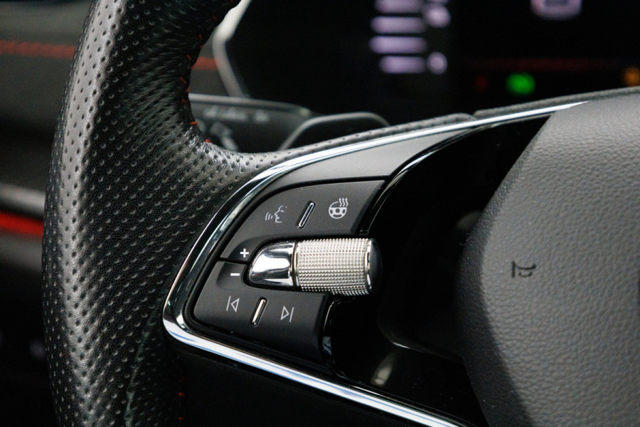 Škoda Octavia Combi 1.4 TSI RS iV PHEV 245 PK | Canton audio | Stoel-. Stuur-. en achterbankverw. | Headup | Sfeerverlichting, PDC V+A, Trekgewicht 1500 KG, Side assist, Camera, Elec. achterklep