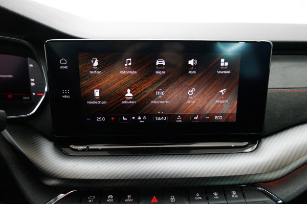 Škoda Octavia Combi 1.4 TSI RS iV PHEV 245 PK | Canton audio | Stoel-. Stuur-. en achterbankverw. | Headup | Sfeerverlichting, PDC V+A, Trekgewicht 1500 KG, Side assist, Camera, Elec. achterklep