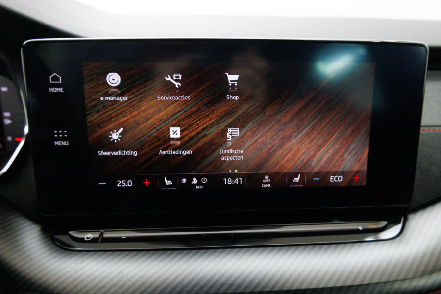 Škoda Octavia Combi 1.4 TSI RS iV PHEV 245 PK | Canton audio | Stoel-. Stuur-. en achterbankverw. | Headup | Sfeerverlichting, PDC V+A, Trekgewicht 1500 KG, Side assist, Camera, Elec. achterklep