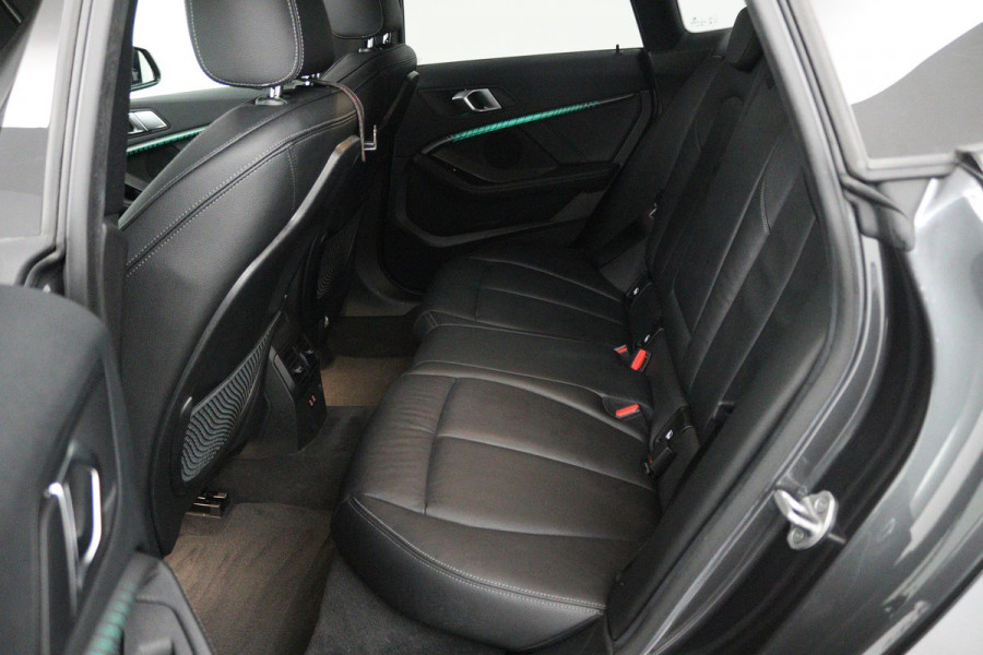 BMW 2 Serie Gran Coupé 218i Business Edition Plus (PANORAMADAK, STOELVERWARMING, ACHTERUITRIJCAMERA, CRUISE CONTROL, NAVIGATIE)