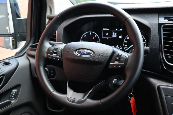 Ford Transit Custom 300 2.0 TDCI L2H1 170 PK Limited DC | CarPlay | Camera | Navigatie | L+R Schuifdeur | Stoelverwarming | Trekhaak | DAB | PDC V+A | MF Stuur | Dubbel Cabine | 5-Zitter | Nieuwe APK | Dealer onderhouden