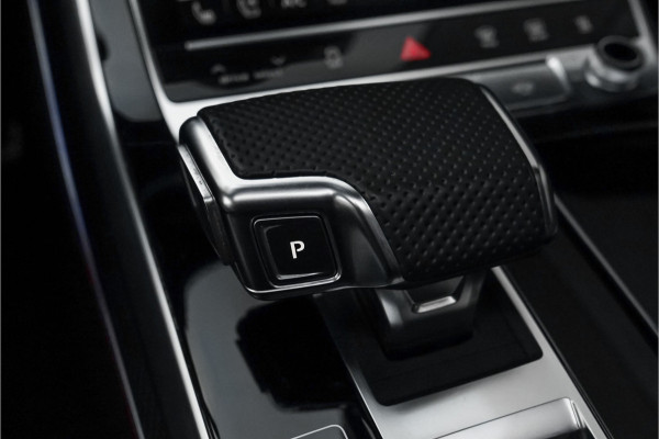 Audi Q8 4.0 TFSI RS Q8 Quattro Dynamic+ Keramisch Pano B&O Trekhaak Alcantara 23"